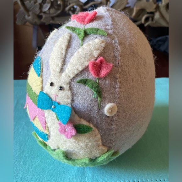 European Easter Egg - Grey Felt with Bunny and Tulip Detail. - Picture 2 of 5